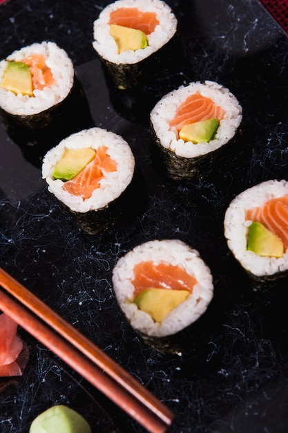 Foto gratuita primer plano agradable sushi