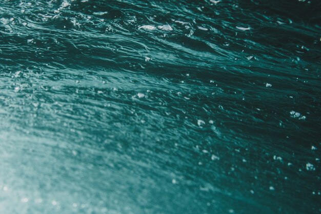 Primer plano del agua cristalina turquesa del fondo del mar