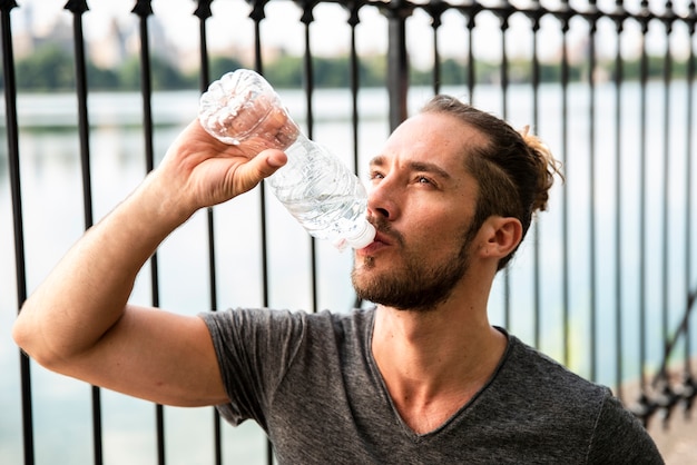 Primer plano de agua potable de corredor