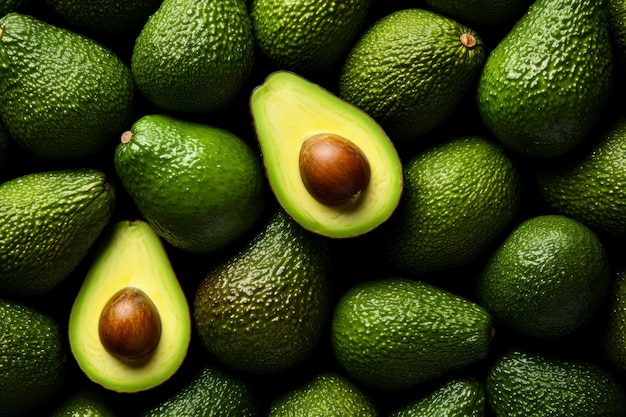 Primer plano de aguacates frescos que llenan el marco