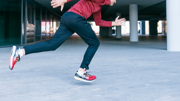 Primer plano de ajuste y saludable hombre corriendo al aire libre