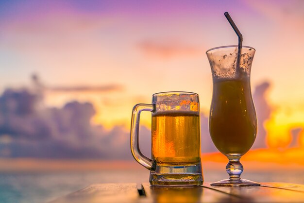Primer plano de alcohol soleado bebidas frías