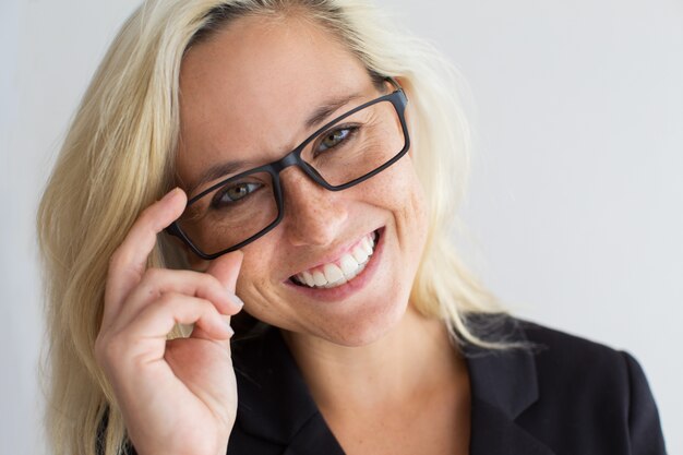 Primer plano, alegre, joven, mujer, Llevando, anteojos