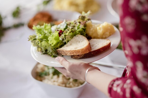 Primer plano de algo de comida en un buffet de eventos sociales