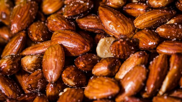 Primer plano de almendras tostadas con sal