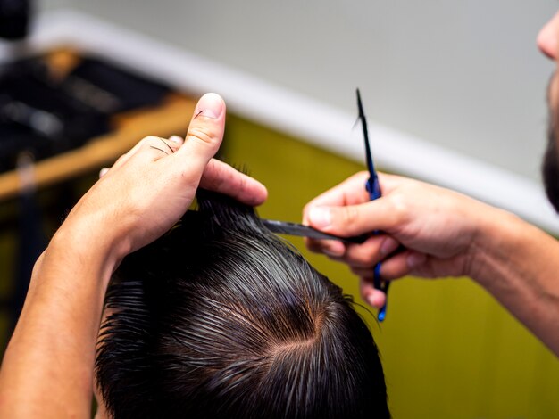 Primer plano alta vista del hombre recibiendo un corte