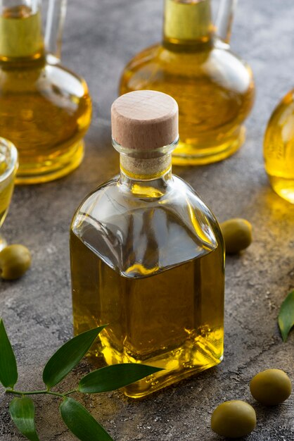 Primer plano de alta vista lleno de aceite de oliva