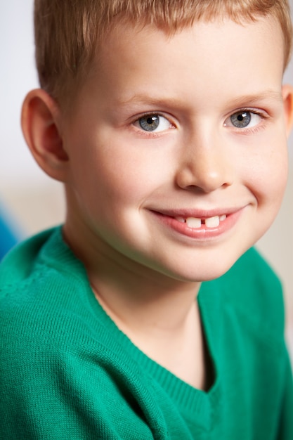 Foto gratuita primer plano de alumno con una gran sonrisa en clase