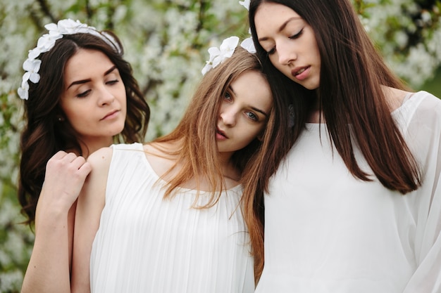 Primer plano de amigas posando en el campo