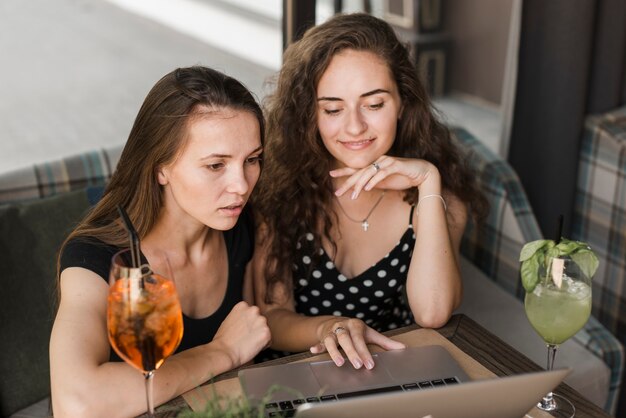 Primer plano de amigas usando laptop