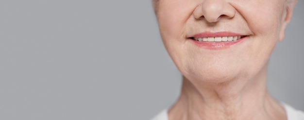 Primer plano ancianos sonriendo con espacio de copia