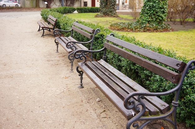 Primer plano de ángulo alto de bancos de madera en el parque