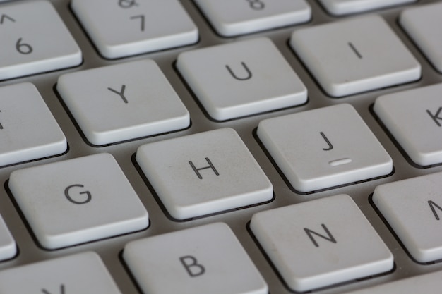 Foto gratuita primer plano de ángulo alto de un teclado blanco