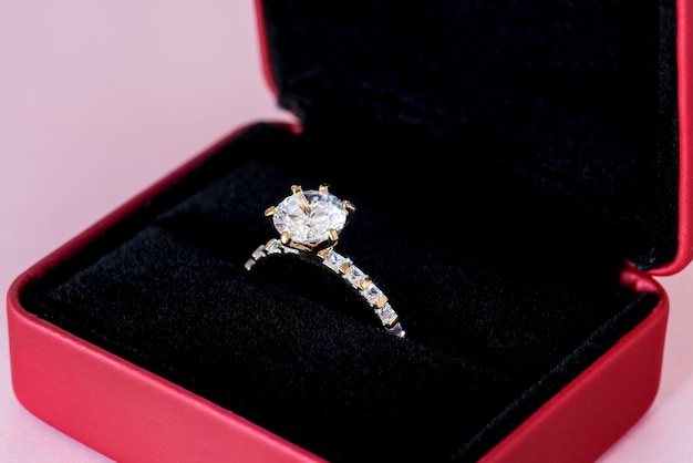 Foto gratuita primer plano de un anillo de diamantes
