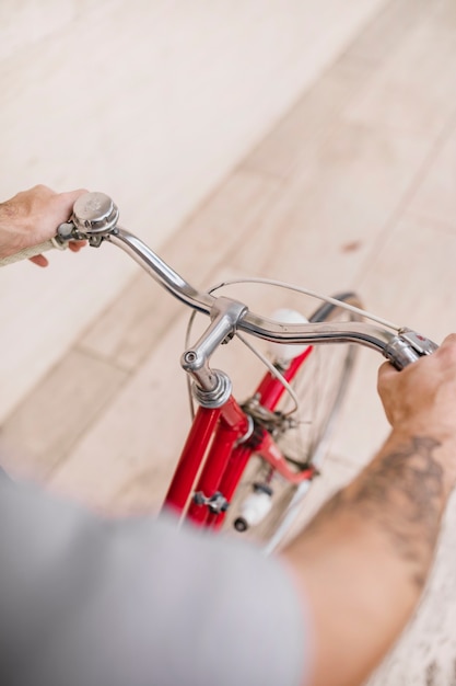 Primer plano del anillo y el mango de la bicicleta