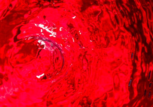Primer plano de anillos de agua sobre una superficie de piscina roja