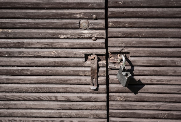 Foto gratuita primer plano de una antigua puerta de madera