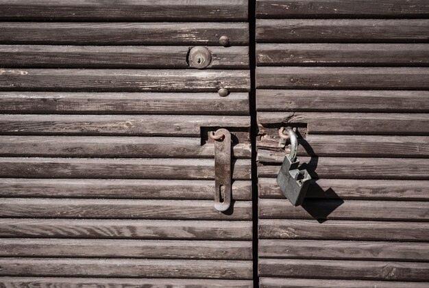 Primer plano de una antigua puerta de madera