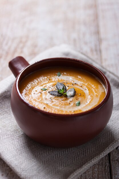 Primer plano de apetitosa sopa de verduras