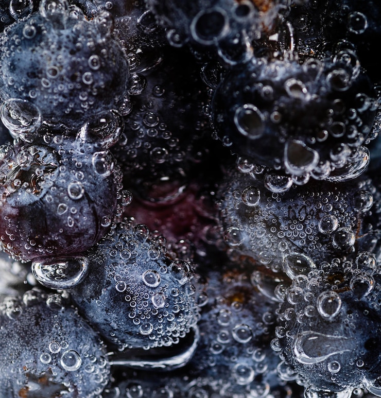 Foto gratuito primer plano de arándanos bajo el agua con gotas