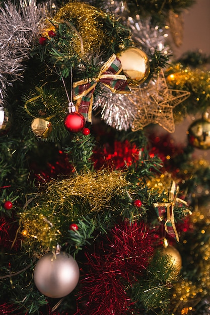 Primer plano del árbol de navidad decorativo