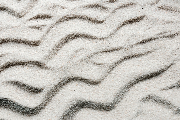 Primer plano de arena con líneas onduladas