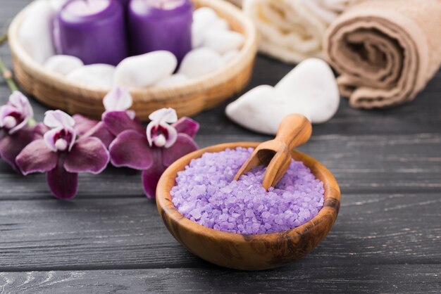 Primer plano aromaterapia spa sal y orquídea