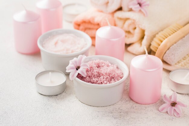 Primer plano aromaterapia spa de sal con velas