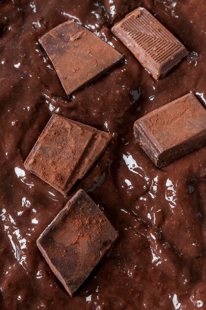 Primer plano de arreglo de chocolate derretido