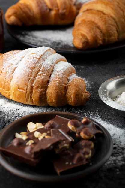 Primer plano de arreglo de croissants dulces