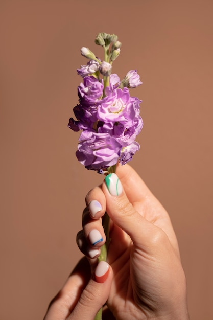 Primer plano del arte de uñas de belleza con flor