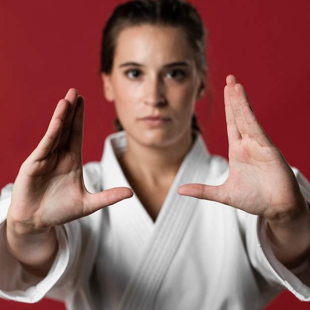 Primer plano de artes marciales mujer lista para luchar