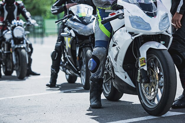 Primer plano de artículos de lujo de motocicleta: faros, amortiguador, rueda, ala, tonificación.