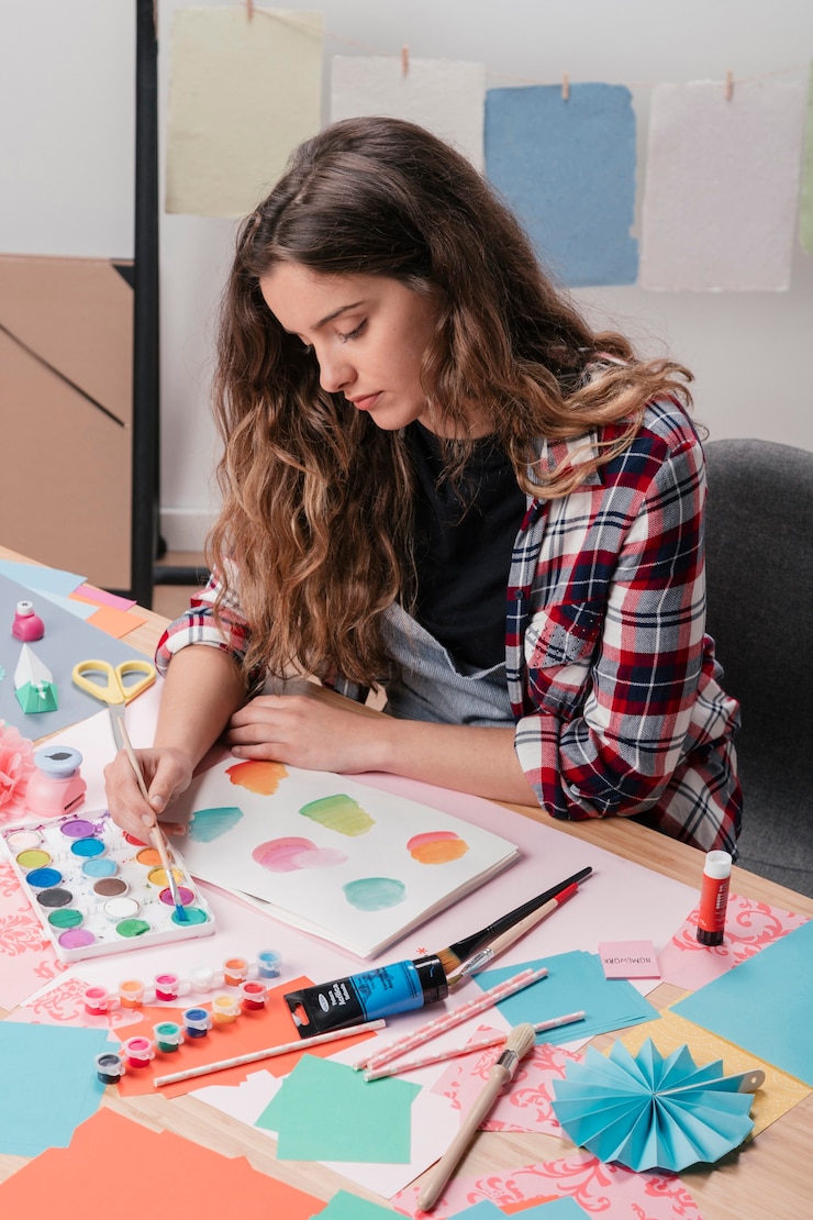 Foto gratuito primer plano de la artista femenina de pintura en la página en blanco