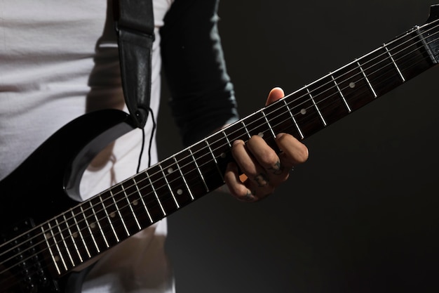 Foto gratuita primer plano del artista tocando la guitarra