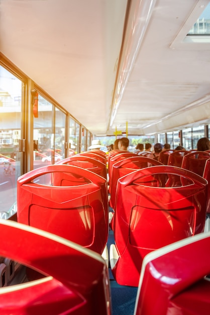 Primer plano de los asientos vacíos de autobús