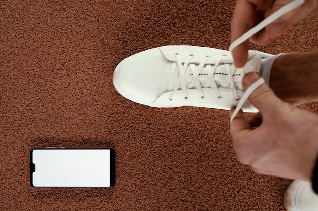 Foto gratuita primer plano atleta atar los cordones de los zapatos