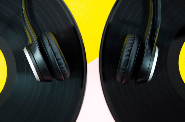 Primer plano de auriculares con discos de vinilo