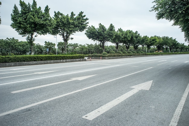 Foto gratuita primer plano de autovía con flechas blancas