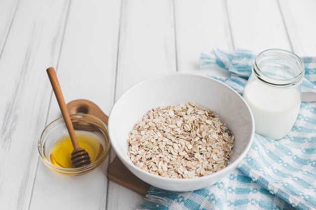 Primer plano de avena y condimentos