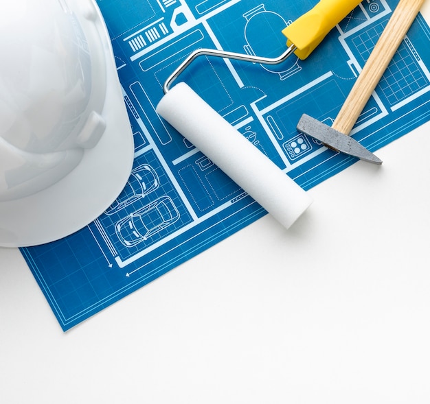 Primer plano azul estampado y construcción sombrero blanco