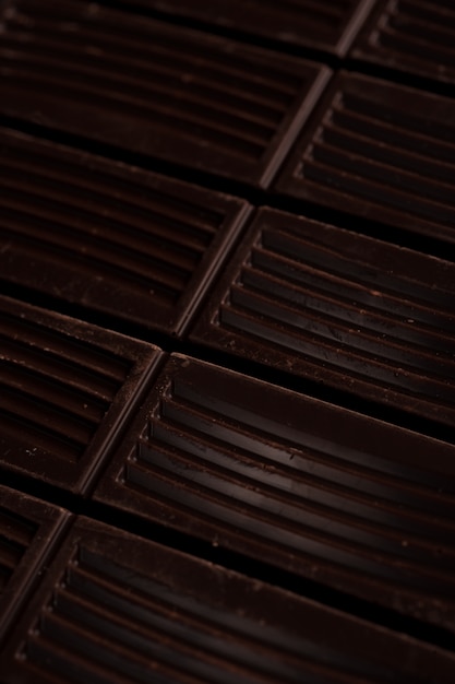 Primer plano de azulejos de barra de chocolate oscuro