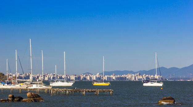 Primer plano de una bahía con veleros y yates en Florianópolis, Brasil