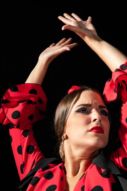 Primer plano bailarín flamenca levantando las manos