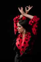 Foto gratuita primer plano bailarín flamenca levantando las manos