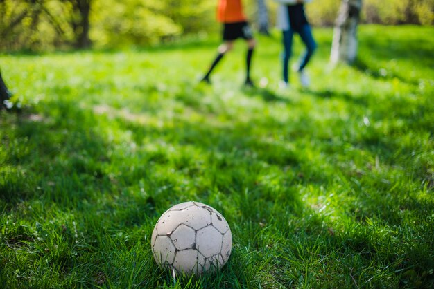 Primer plano de balón de fútbol en el césped