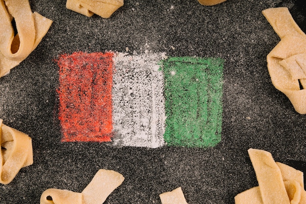 Primer plano bandera italiana y pasta