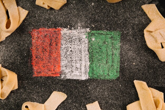 Primer plano bandera italiana y pasta