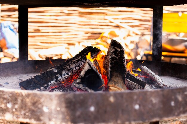 Primer plano barbacoa fuego con brasas