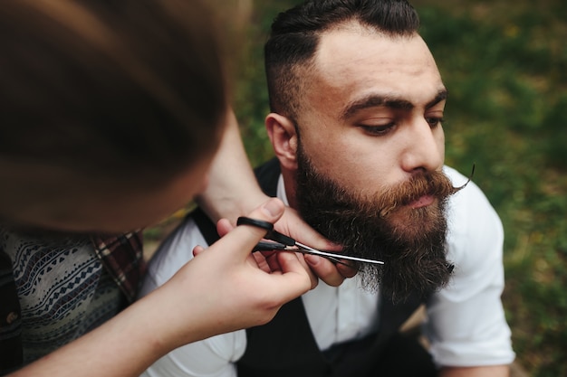 Primer plano de barbero con unas tijeras